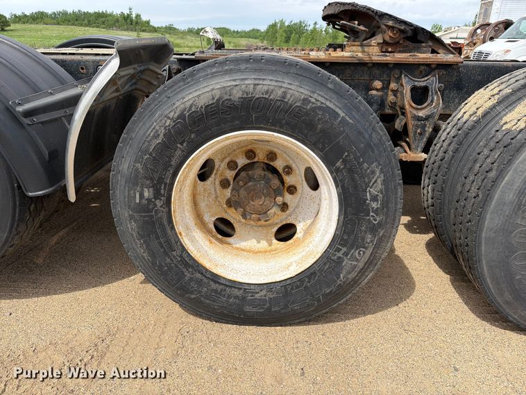 image for item FK0233 2001 International 9100i semi truck