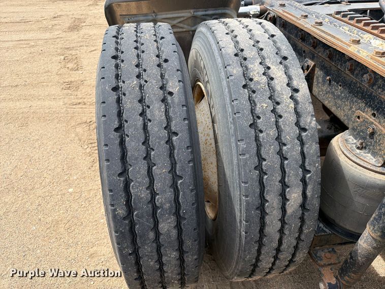 image for item FK0233 2001 International 9100i semi truck