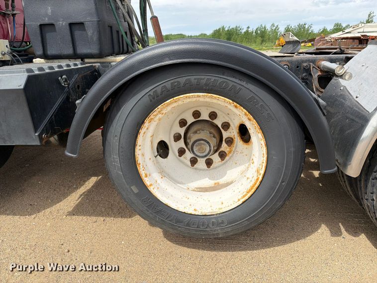 image for item FK0233 2001 International 9100i semi truck