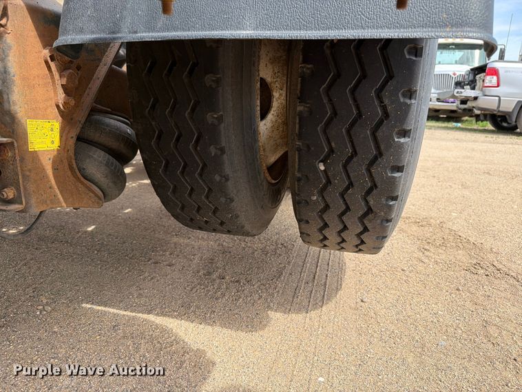 image for item FK0233 2001 International 9100i semi truck