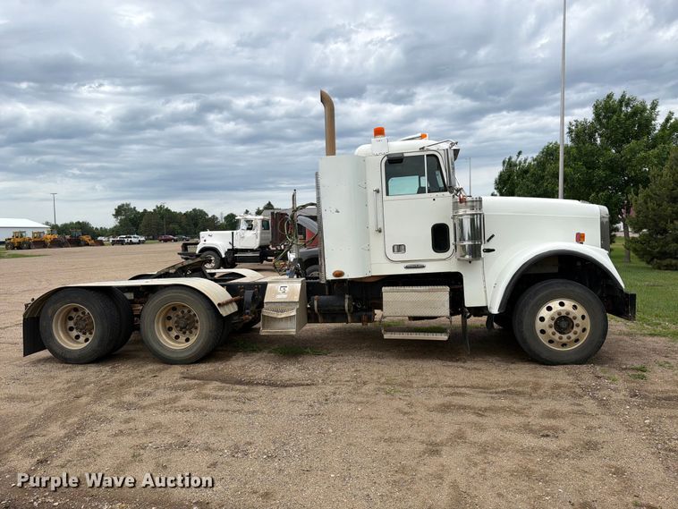 image for item FK0242 2008 Freightliner FLD120 semi truck
