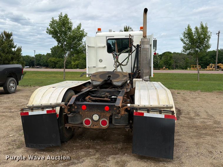 image for item FK0242 2008 Freightliner FLD120 semi truck