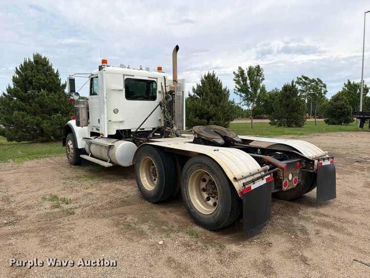 image for item FK0242 2008 Freightliner FLD120 semi truck