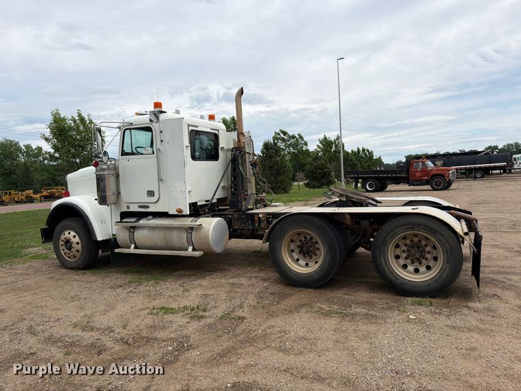 image for item FK0242 2008 Freightliner FLD120 semi truck