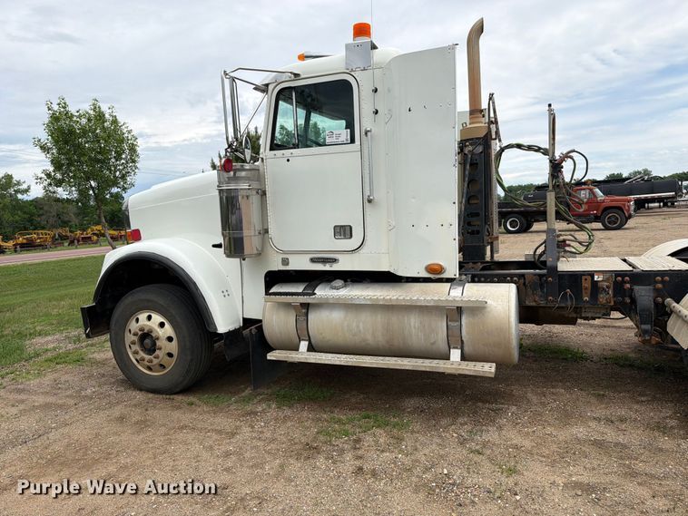 image for item FK0242 2008 Freightliner FLD120 semi truck