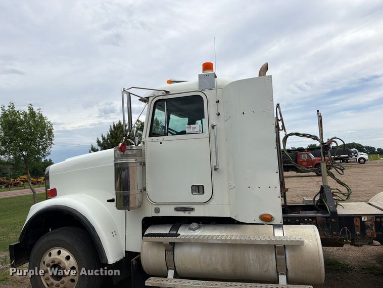 image for item FK0242 2008 Freightliner FLD120 semi truck