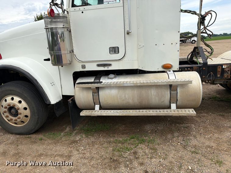 image for item FK0242 2008 Freightliner FLD120 semi truck