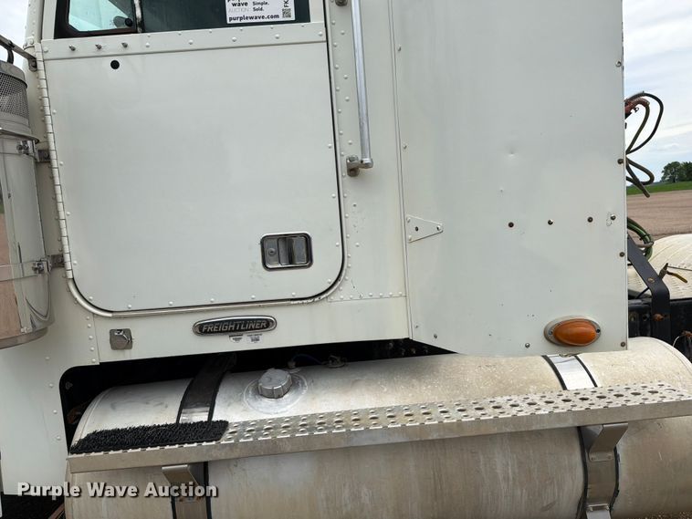 image for item FK0242 2008 Freightliner FLD120 semi truck