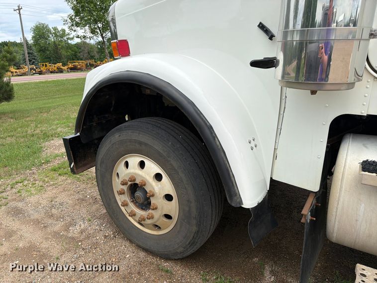 image for item FK0242 2008 Freightliner FLD120 semi truck