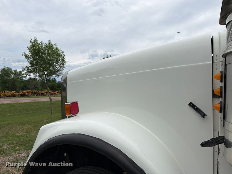 image for item FK0242 2008 Freightliner FLD120 semi truck