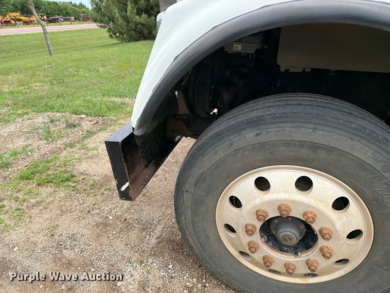 image for item FK0242 2008 Freightliner FLD120 semi truck