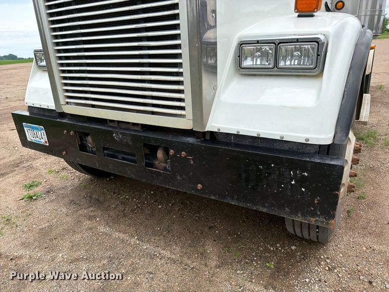 image for item FK0242 2008 Freightliner FLD120 semi truck