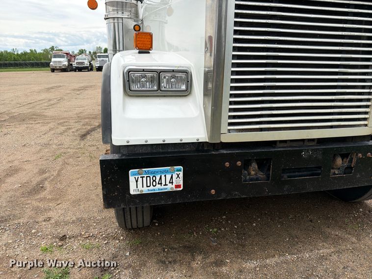 image for item FK0242 2008 Freightliner FLD120 semi truck