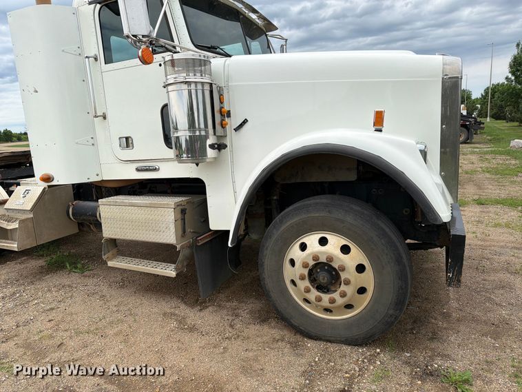 image for item FK0242 2008 Freightliner FLD120 semi truck