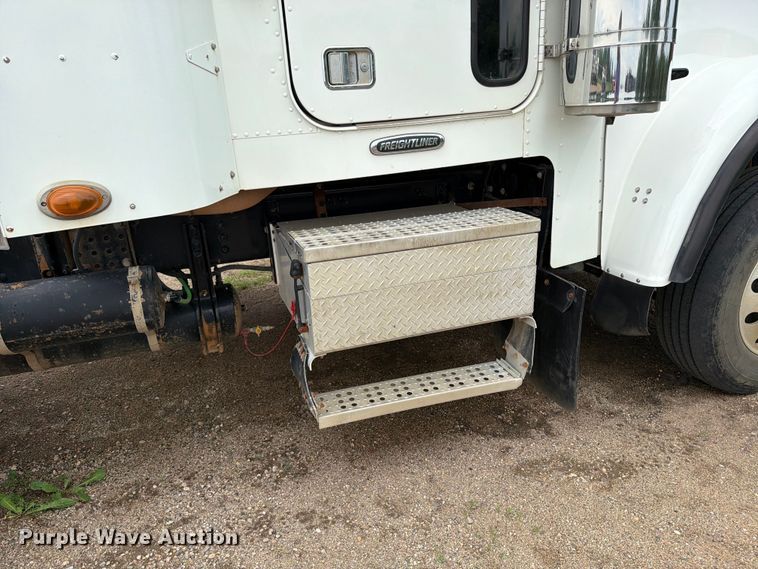 image for item FK0242 2008 Freightliner FLD120 semi truck