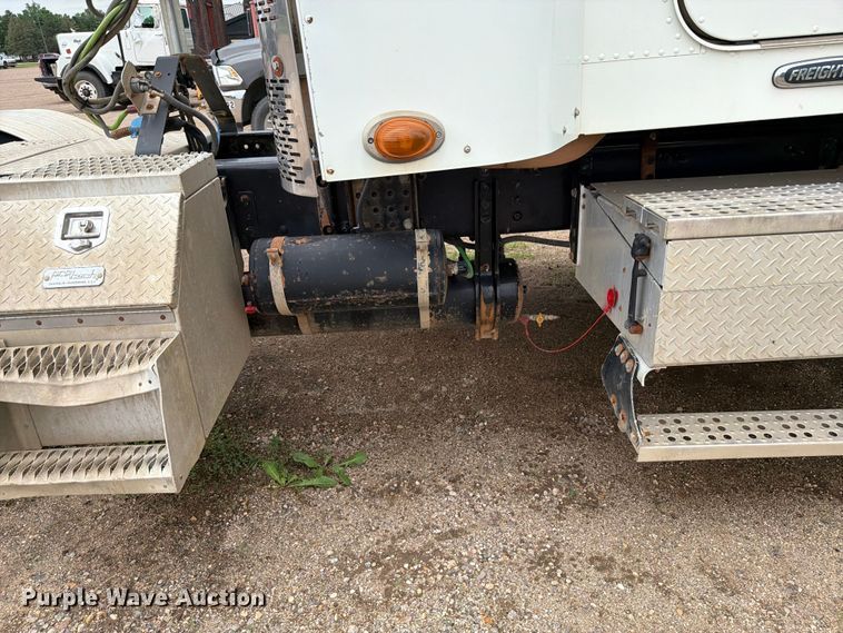 image for item FK0242 2008 Freightliner FLD120 semi truck