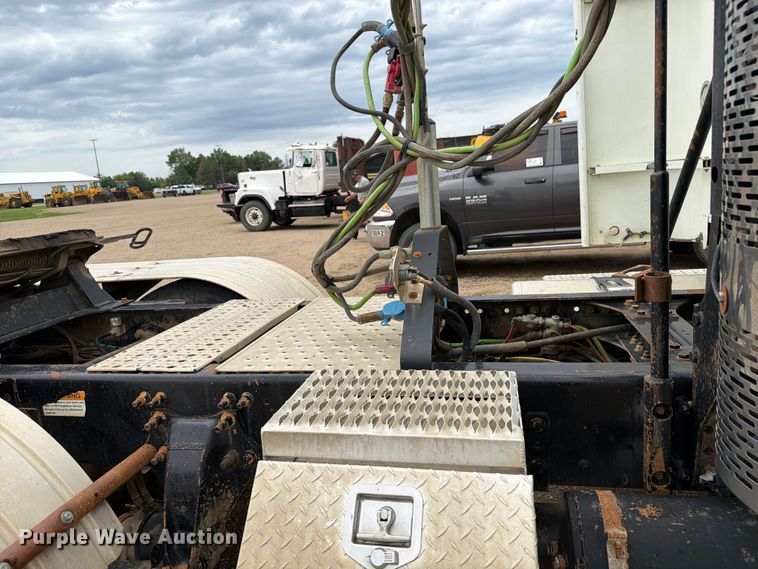 image for item FK0242 2008 Freightliner FLD120 semi truck