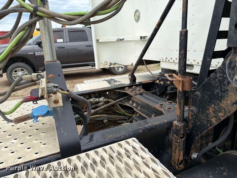 image for item FK0242 2008 Freightliner FLD120 semi truck