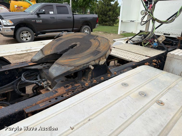 image for item FK0242 2008 Freightliner FLD120 semi truck