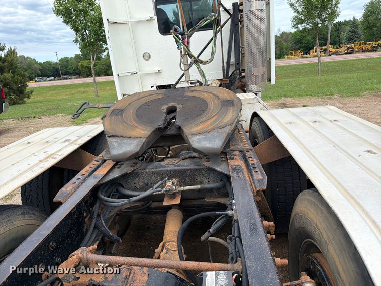 image for item FK0242 2008 Freightliner FLD120 semi truck