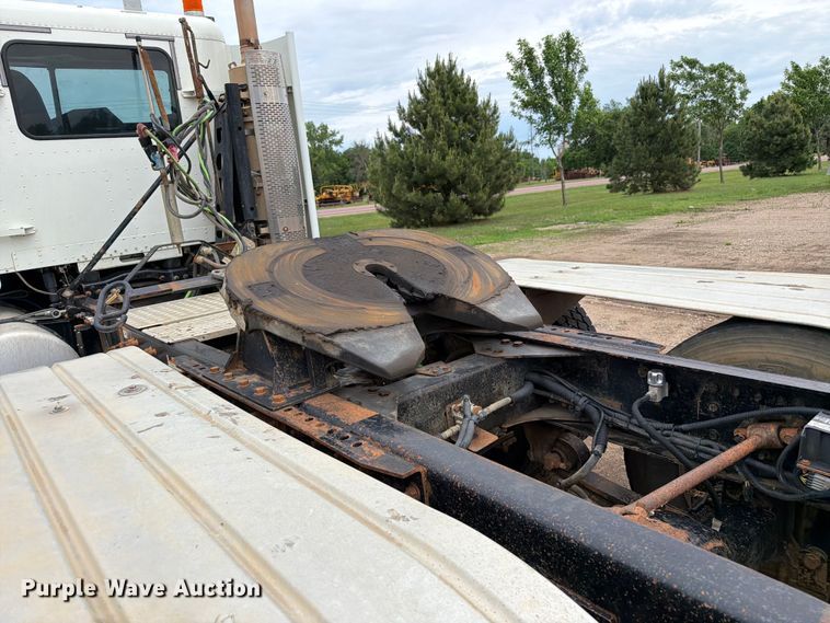 image for item FK0242 2008 Freightliner FLD120 semi truck
