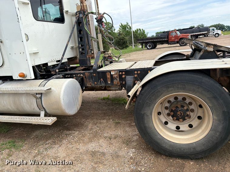 image for item FK0242 2008 Freightliner FLD120 semi truck