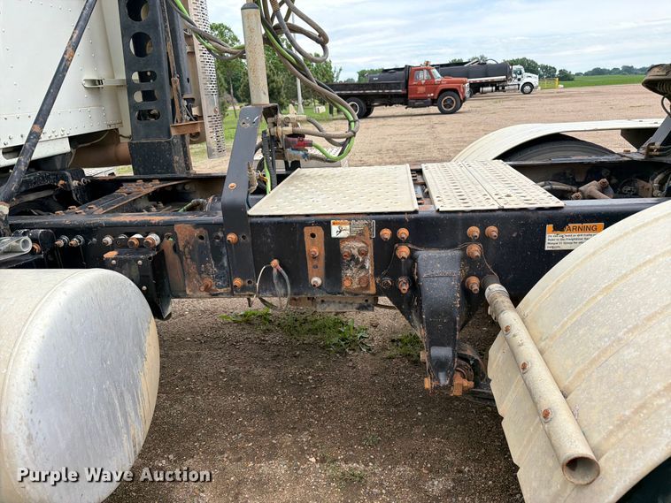 image for item FK0242 2008 Freightliner FLD120 semi truck