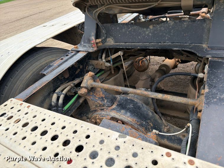 image for item FK0242 2008 Freightliner FLD120 semi truck