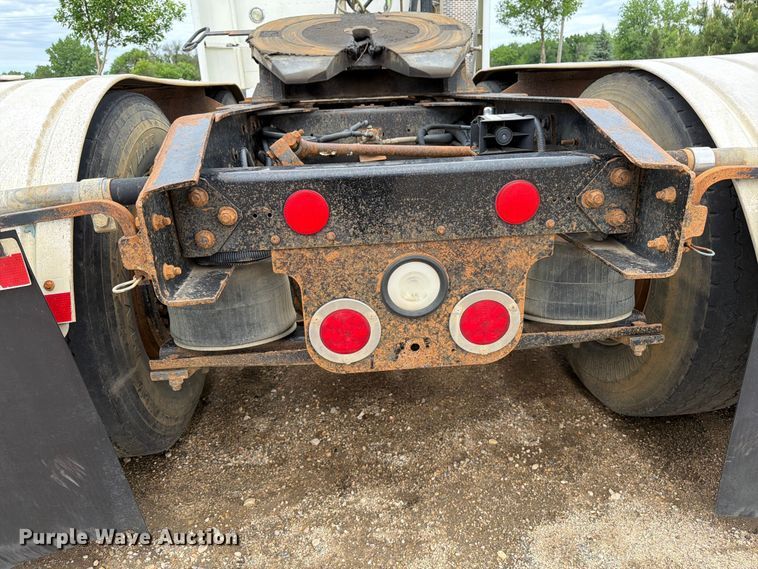 image for item FK0242 2008 Freightliner FLD120 semi truck