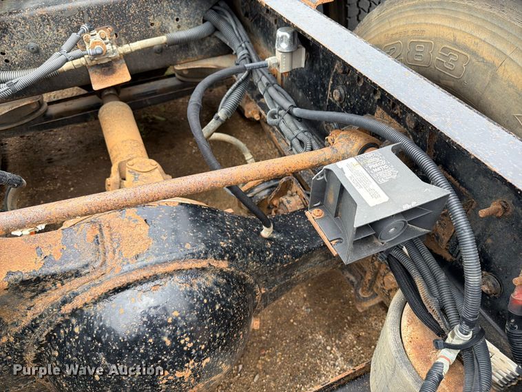 image for item FK0242 2008 Freightliner FLD120 semi truck