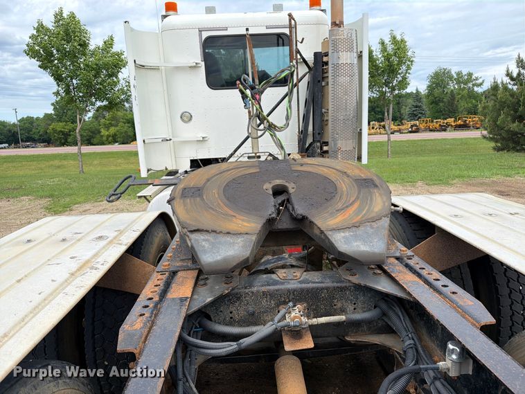 image for item FK0242 2008 Freightliner FLD120 semi truck