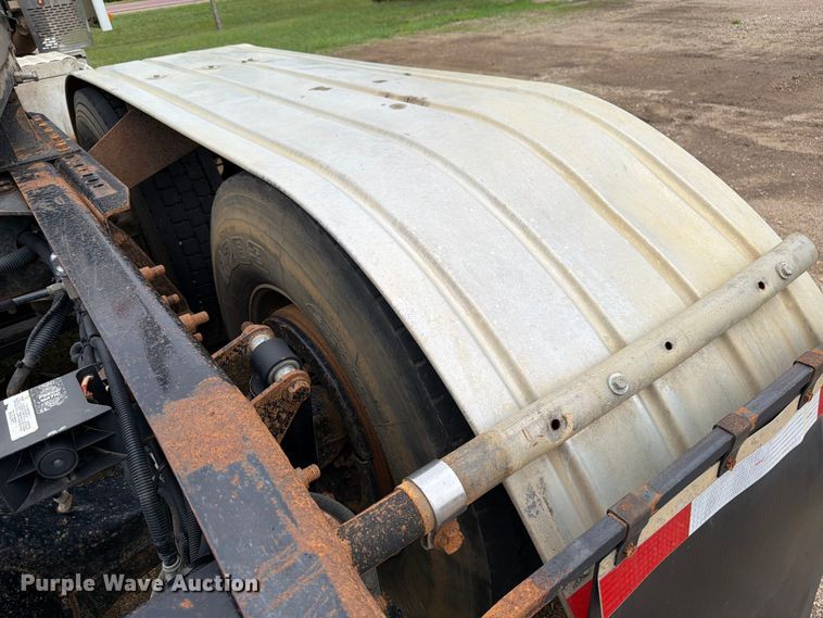 image for item FK0242 2008 Freightliner FLD120 semi truck