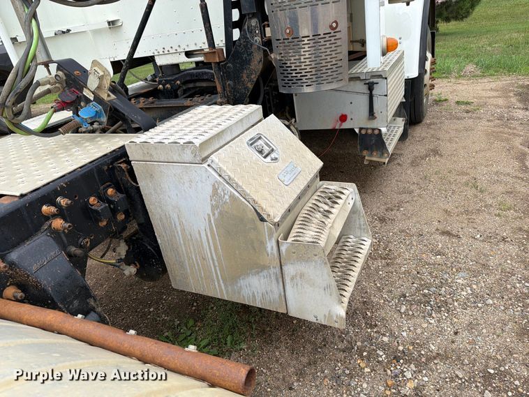image for item FK0242 2008 Freightliner FLD120 semi truck