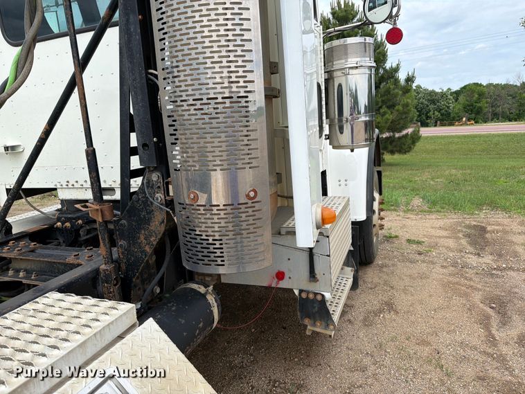 image for item FK0242 2008 Freightliner FLD120 semi truck