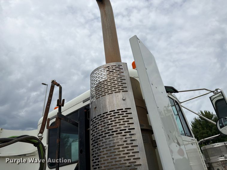 image for item FK0242 2008 Freightliner FLD120 semi truck