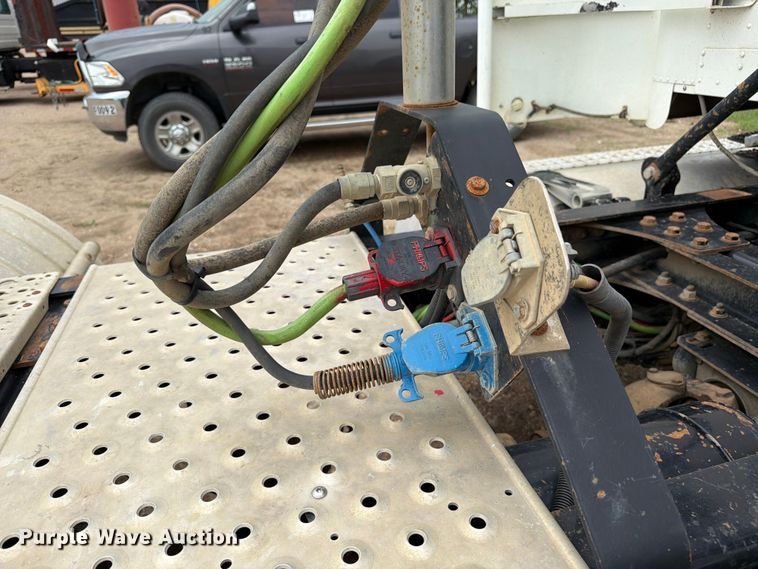 image for item FK0242 2008 Freightliner FLD120 semi truck