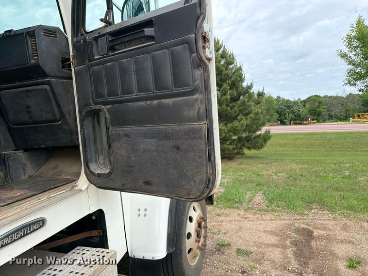 image for item FK0242 2008 Freightliner FLD120 semi truck