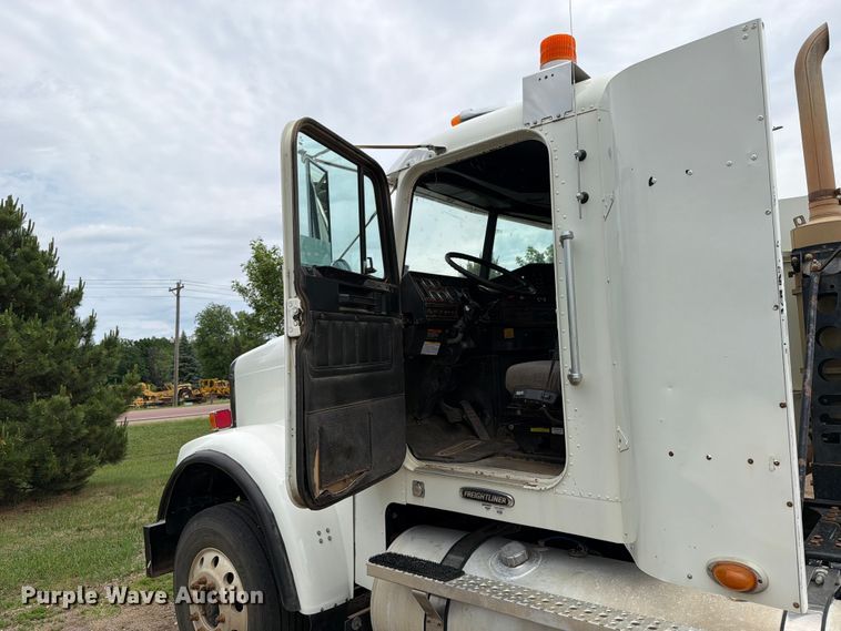 image for item FK0242 2008 Freightliner FLD120 semi truck