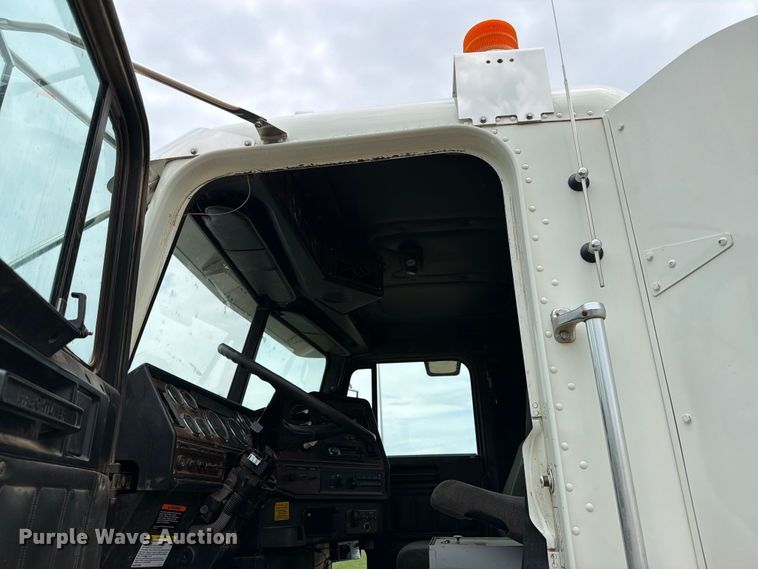 image for item FK0242 2008 Freightliner FLD120 semi truck