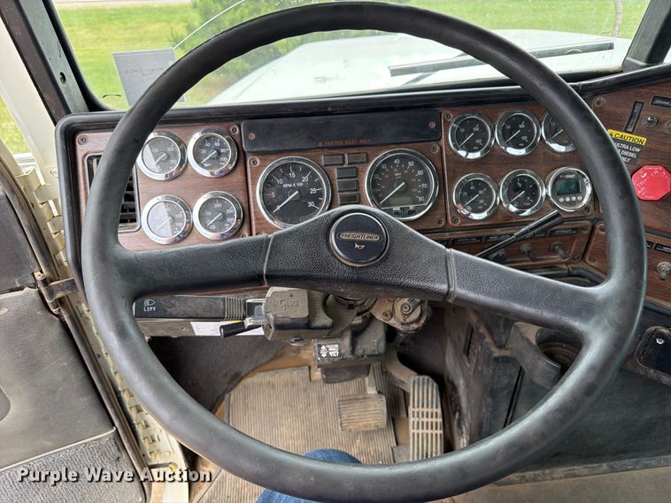 image for item FK0242 2008 Freightliner FLD120 semi truck