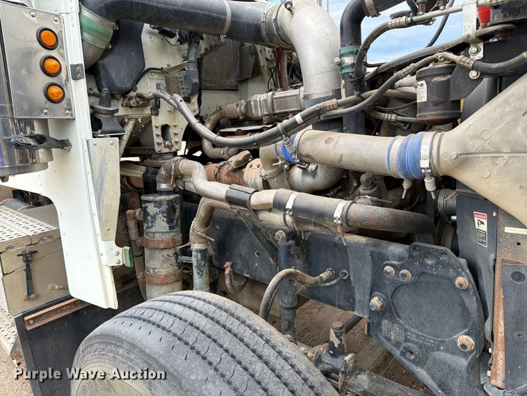 image for item FK0242 2008 Freightliner FLD120 semi truck