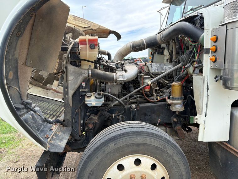 image for item FK0242 2008 Freightliner FLD120 semi truck