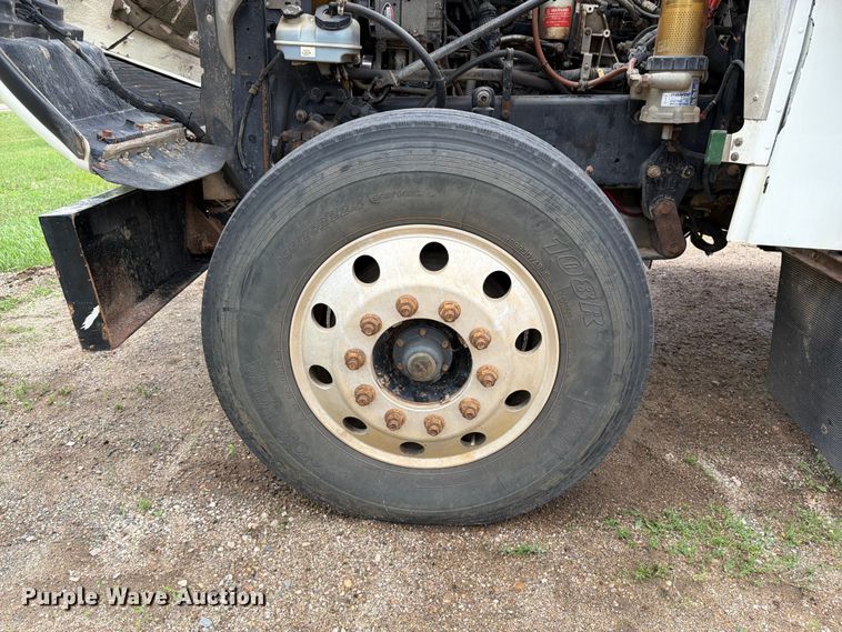 image for item FK0242 2008 Freightliner FLD120 semi truck