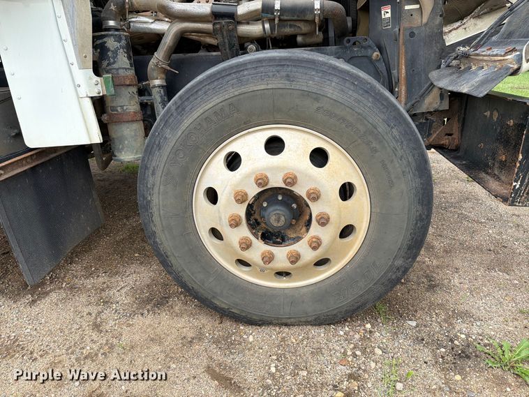 image for item FK0242 2008 Freightliner FLD120 semi truck