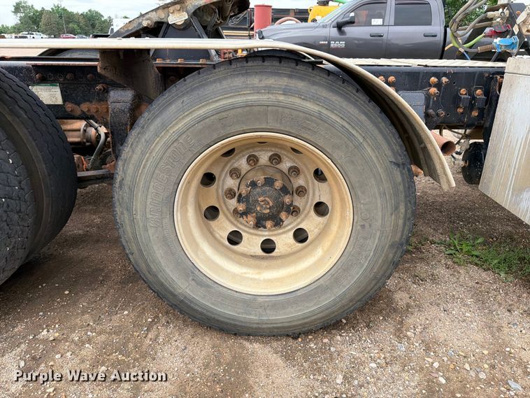 image for item FK0242 2008 Freightliner FLD120 semi truck