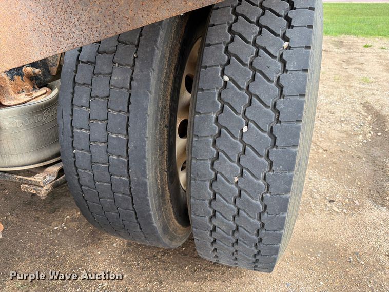 image for item FK0242 2008 Freightliner FLD120 semi truck