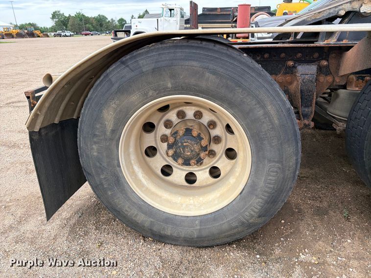 image for item FK0242 2008 Freightliner FLD120 semi truck