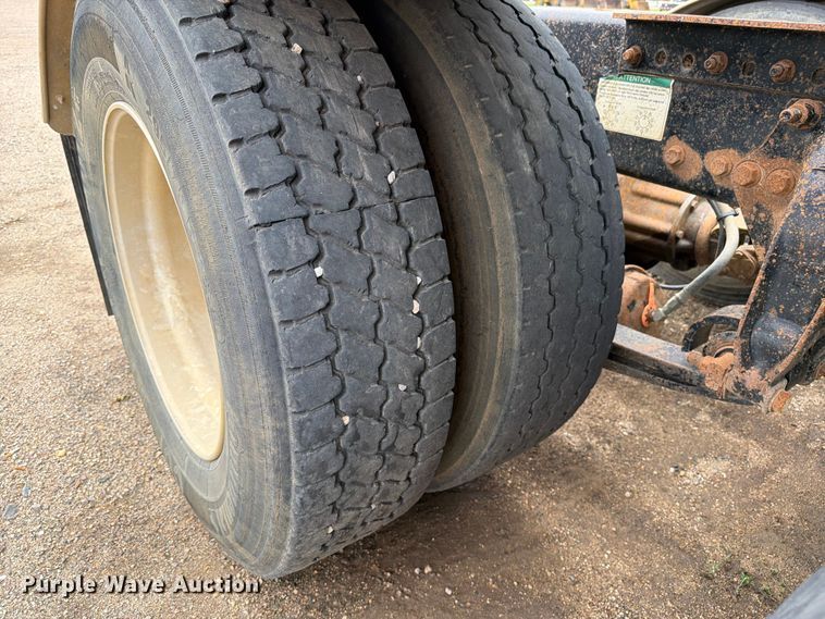 image for item FK0242 2008 Freightliner FLD120 semi truck