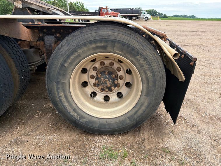 image for item FK0242 2008 Freightliner FLD120 semi truck