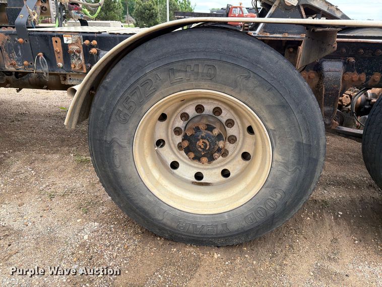 image for item FK0242 2008 Freightliner FLD120 semi truck